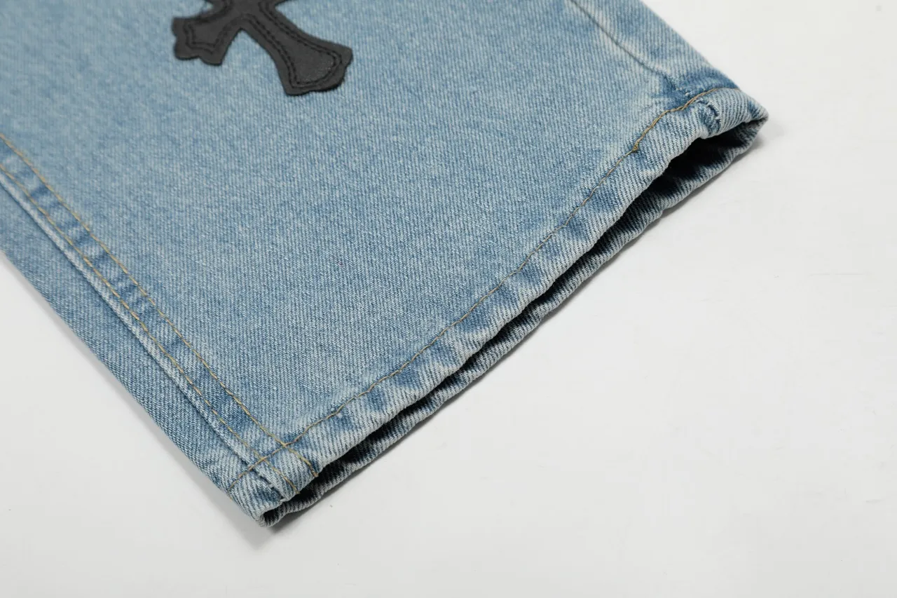 KE974#P250 The only correct leather label version on the market Chrome Hearts CH Cross embroidery distressed jeans Top ceiling quality 100% correct version The correct version is here!  Believe me this must be the best quality you will ever come across! ! Excellent value for money! !  Styles with different washes and textures are very friendly to people with thin legs and thick legs. The straight version is very flattering to the shape of the legs. The moderate length is timeless and easy to match. It is the basis of various styles and a must-have in the wardrobe! ! Add a little stacking to easily control this year's popular clean fit fabric. The fabric is stiff but the upper body is soft without losing texture. The sides and cuffs of some styles have a bone-wash effect. It's really hard not to love it! The outfit effect is immediate! ✅Correctly customize the Croxin metal leather label on the back panel. It is not sold directly with the cross on the finished jeans. 1:1 copying strives for excellence and the details are perfectly grasped. ✅The cross leather label is clear and smooth. Exquisite turning top craftsmanship. ✅Buttons, zippers and hardware are all customized versions of the Croxin LOGO. ✅High-cost washing process. Size: 28 30 32 34 36 (5 sizes)